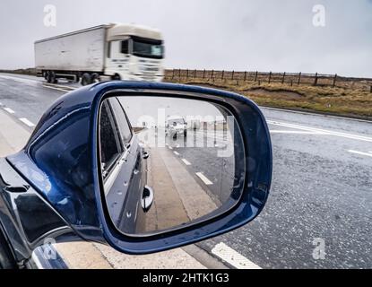 Woodhead Pass, der Greater Manchester mit South Yorkshire verbindet. Die A628 ist eine Hauptverbindungsstraße, die aufgrund des schlechten Wetters geschlossen werden kann Stockfoto