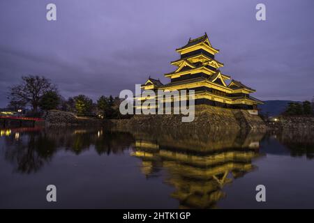 Schöne lightup landschaftlich von Mensumoto Burg in Sonnenuntergang Zeit, die in der Mensumoto Stadt, Nagano, Japan lokalisiert. Stockfoto
