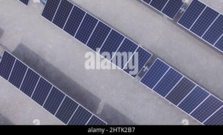 Luftdrohne Draufsicht auf Solarzellen oder Photovoltaik-PV-Modul in der Wüste. Stockfoto