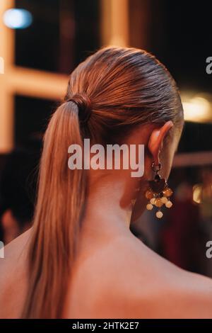 Elegante weibliche Frisur auf blondem Haar. Rückansicht. Vertikale Aufnahme Stockfoto