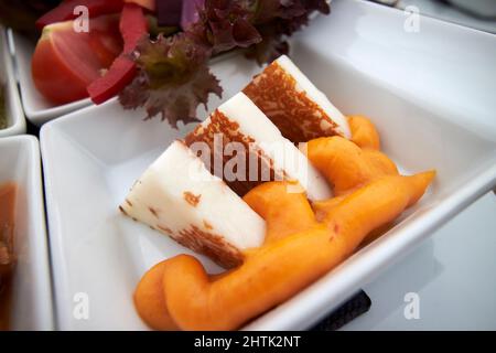 Typische Kanarische Tapas mit gebratenem Ziegenkäse und Salat, serviert auf Lanzarote, den kanarischen Inseln, spanien Stockfoto