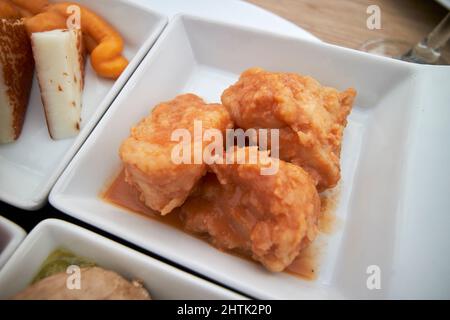 Typisch kanarisches Essen Tapas von kanarischen Kartoffeln, gebratene Fischstücke Ziegen Käse und Salat serviert auf Lanzarote, kanarische Inseln, spanien Stockfoto