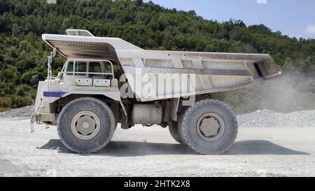 White-Haul-LKW im Steinbruch, großer und großer Knickkipper, Kipper, Kipper. Stockfoto