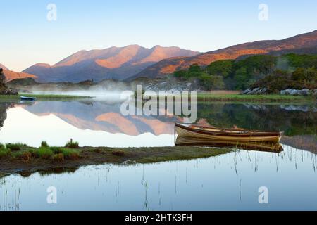 Upper Lake und Macgillycuddy's Reeks im Morgennebel, Killarney National Park, Killarney, County Kerry, Irland Stockfoto