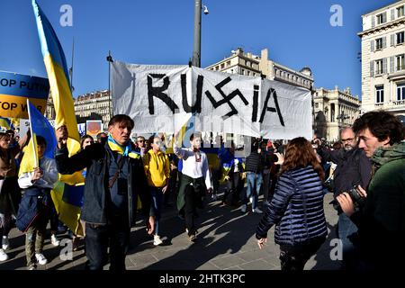 Marseille, Frankreich. 26.. Februar 2022. Während der Demonstration halten die Demonstranten ein Transparent.Ukrainer aus Frankreich und ihre Anhänger demonstrierten in den Straßen von Marseille, um gegen die russische Invasion in der Ukraine zu protestieren. (Bild: © Gerard Bottino/SOPA Images via ZUMA Press Wire) Stockfoto