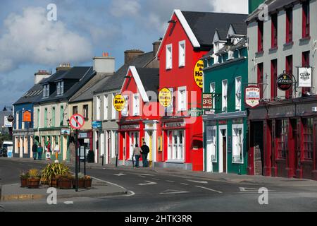 Pubs und Hotels entlang der Strand Street, Dingle, Dingle Peninsula, County Kerry, Irland Stockfoto