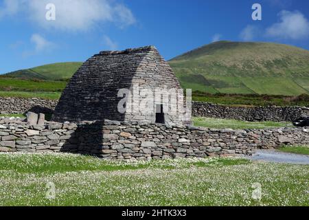 Gallarus Oratory 1300 Jahre alte Kirche in Form eines umgedrehten Bootes, in der Nähe von Ballyferriter, Dingle Peninsula, County Kerry, Irland Stockfoto