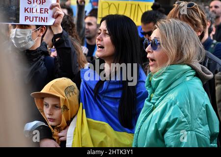 Marseille, Frankreich. 26.. Februar 2022. Während der Demonstration chanten Demonstranten Parolen.Ukrainer aus Frankreich und ihre Anhänger demonstrierten in den Straßen von Marseille, um gegen die russische Invasion in der Ukraine zu protestieren. (Bild: © Gerard Bottino/SOPA Images via ZUMA Press Wire) Stockfoto