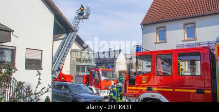 Kraichtal, Deutschland. 01. März 2022. Feuerwehrleute löschen einen Brand in einem Einfamilienhaus im Stadtteil Karlsruhe. Drei Leichen wurden dort geborgen, so die Polizei. (To dpa 'drei Tote in Brand im Kraichtal') Quelle: Einsatz-Report24/dpa/Alamy Live News Stockfoto