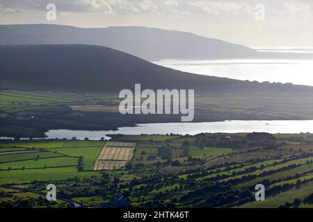Blick über die Landschaft von Burren und die Küste der Galway Bay, die Burren, County Clare, Irland Stockfoto