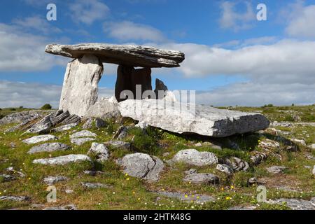 Poulnabrone Dolmen Megalithgrab (2500BC), Ballyvaughan, The Burren, County Clare, Irland Stockfoto