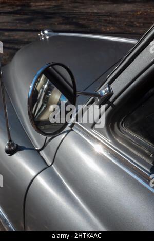 Runder Rückspiegel für antike Autos Stockfoto