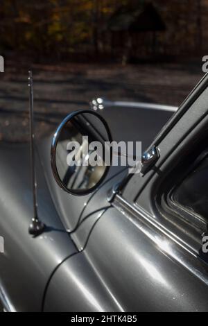 Runder Rückspiegel für antike Autos Stockfoto