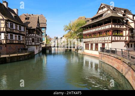 Elsässische Häuser am Ufer der Ill in Little France in Straßburg Stockfoto