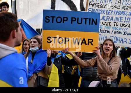 Ein Protestler singt Slogans, während er während der Demonstration ein Plakat mit der Aufschrift "Stoppt Putin, stoppt den Krieg" hält.Ukrainer aus Frankreich und ihre Anhänger demonstrierten in den Straßen von Marseille, um gegen die russische Invasion in der Ukraine zu protestieren. (Foto von Gerard Bottino / SOPA Images/Sipa USA) Stockfoto