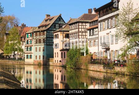 Elsässische Häuser am Ufer der Ill in Little France in Straßburg Stockfoto