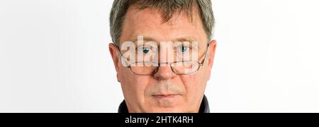 Closeup Portrait von traurigen betonte Mann, wirklich über etwas Schlechtes, auf weißem Hintergrund gedrückt. Negative Emotionen Gesichtsausdruck Gefühl Stockfoto