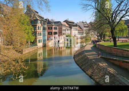 Elsässische Häuser am Ufer der Ill in Little France in Straßburg Stockfoto