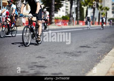 Ziel ist es, zu gewinnen. Eine Gruppe von Radfahrern unterwegs während einer Radtour. Stockfoto