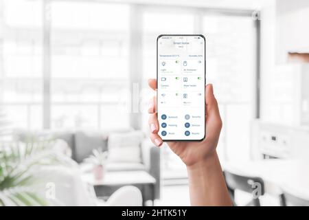 Smart Home Control App für Home Automation Konzept. Moderne, flach gestaltete App-Schnittstelle mit Gerätekontrolle Stockfoto