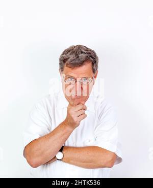 Business Mann im weißen Hemd gibt Ratschläge und Punkte mit Finder zu empfehlen Stockfoto