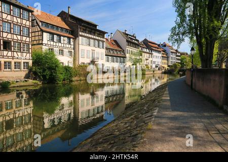 Elsässische Häuser am Ufer der Ill in Little France in Straßburg Stockfoto