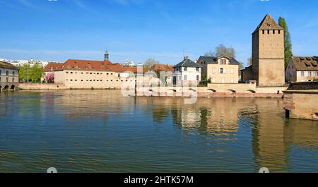 Der Eingang zu den ILL-Kanälen zwischen dem Vauban-Staudamm und den überdachten Brücken in Straßburg. Stockfoto