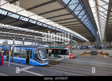 Chemnitz, Deutschland. 01. März 2022. Die Nahverkehrszüge des Chemnitzer Modells sind am Chemnitzer Hauptbahnhof abgestellt. Die Stadt ist eine der wenigen bundesweiten Großstädte ohne Fernbahnverbindung. Alternativen sind lange Strecken mit Regionalzügen nach Thüringen oder Dresden oder in veralteten Zügen nach Leipzig. Nun soll die viertgrößte Stadt im Osten zumindest wieder eine direkte Verbindung mit einer InterCity (IC) nach Berlin bekommen. Am Donnerstag (03.03.2022) ist ein Pressegespräch mit dem sächsischen Wirtschaftsminister geplant. Quelle: Jan Woitas/dpa-Zentralbild/ZB/dpa/Alamy Live News Stockfoto