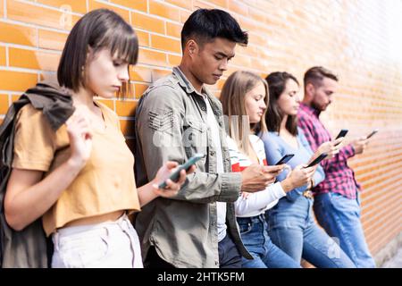 Multikulturelle Menschen Gruppe mit Smartphone an der Universität College Hinterhof - Milenial Freunde süchtig nach Handy - Technologie-Konzept mit Stockfoto
