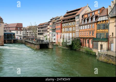Eingang zu einer Schleuse der Ill im Herzen von Straßburg. Stockfoto