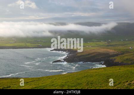 Meeresnebel rollt über die zerklüftete Küste der Halbinsel Iveragh, Grafschaft Kerry, Irland Stockfoto