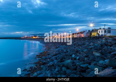 Strandpromenade in der Abenddämmerung, Waterville, Halbinsel Iveragh, Grafschaft Kerry, Irland Stockfoto