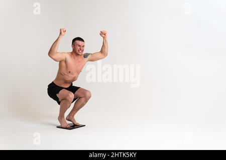 Mann mit Gewichten Gesundheit nachgedacht, Gesundheit und Sport auf weißem Hintergrund Rückenschmerzen Rückenschmerzen Wirbelsäule Mann Hintergrund Medizin, Berührungspflege, Krankheit Stockfoto