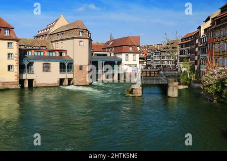 Eingang zu einer Schleuse der Ill im Herzen von Straßburg. Stockfoto