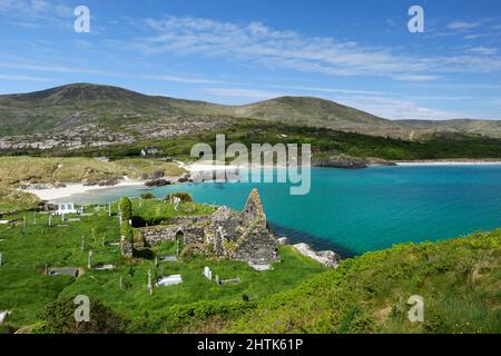 Derrynane Bay mit Ruinen der Derrynane Abbey, Ring of Kerry, Halbinsel Iveragh, County Kerry, Irland Stockfoto