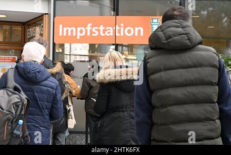 Stuttgart, Deutschland. 01. März 2022. Im Stuttgarter Krankenhaus warten Menschen auf eine Corona-Impfung. Nach mehreren anderen Bundesländern werden auch in Baden-Württemberg die ersten Dosen des neuen Corona-Impfstoffes Nuvaxovid von Novavax verabreicht. Quelle: Bernd Weißbrod/dpa/Alamy Live News Stockfoto