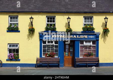 Fitzgerald's Irish Pub in einem Dorf, das in der BBC-Fernsehserie Ballykissangel, Avoca, County Wicklow, Irland, zu sehen ist Stockfoto