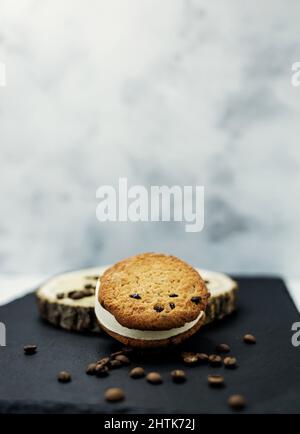 Ice Cream Sandwich. Vanilleeis zwischen zwei Keksen Stockfoto