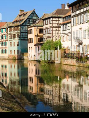 Elsässische Häuser am Ufer der Ill in Little France in Straßburg Stockfoto