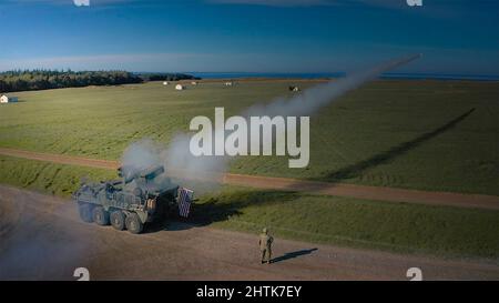 Grafenwoehr, Deutschland. 07. Oktober 2021. Soldaten der US-Armee starten eine Stinger-Rakete vom neuen Stryker A1 M-SHORAD-System auf der Bundeswehr, 7. Oktober 2021 in Grafenwoehr. Quelle: Maj. Robert Fellingham/U.S. Army/Alamy Live News Stockfoto