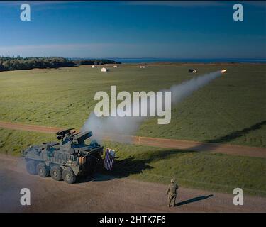 Grafenwoehr, Deutschland. 07. Oktober 2021. Soldaten der US-Armee starten eine Stinger-Rakete vom neuen Stryker A1 M-SHORAD-System auf der Bundeswehr, 7. Oktober 2021 in Grafenwoehr. Quelle: Maj. Robert Fellingham/U.S. Army/Alamy Live News Stockfoto