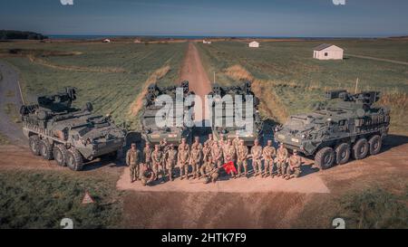 Grafenwoehr, Deutschland. 07. Oktober 2021. US Army Soldiers, with Alpha Battery, 5-4 ADAR posieren mit dem neuen Luftverteidigungssystem Stryker A1 M-SHORAD nach erfolgreichen Live-Feuertests auf der Bundeswehr Range, 7. Oktober 2021 in Grafenwoehr. Quelle: Maj. Robert Fellingham/U.S. Army/Alamy Live News Stockfoto