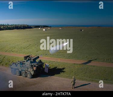 Grafenwoehr, Deutschland. 07. Oktober 2021. Soldaten der US-Armee starten eine Stinger-Rakete vom neuen Stryker A1 M-SHORAD-System auf der Bundeswehr, 7. Oktober 2021 in Grafenwoehr. Quelle: Maj. Robert Fellingham/U.S. Army/Alamy Live News Stockfoto