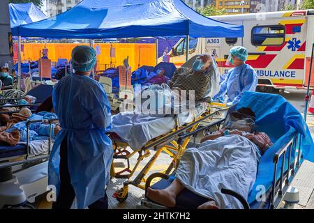 Hongkong, China. 01. März 2022. Covid-19 Patienten sahen, wie sie auf Betten vor dem medizinischen Zentrum der Caritas in Hongkong lagen. Die Krankenhäuser in Hongkong sind überfordert, da die Stadt vor dem schlimmsten Ausbruch des Coronavirus steht. Kredit: SOPA Images Limited/Alamy Live Nachrichten Stockfoto