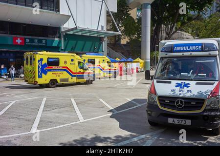 Hongkong, China. 01. März 2022. Krankenwagen parkten vor dem Caritas Medical Center in Hongkong. Die Krankenhäuser in Hongkong sind überfordert, da die Stadt vor dem schlimmsten Ausbruch des Coronavirus steht. Kredit: SOPA Images Limited/Alamy Live Nachrichten Stockfoto