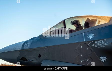 Amari Air Base, Estland. 01. März 2022. Ein Pilot der US Air Force F-35 Lightning II, der dem 48. Fighter Wing zugewiesen wurde, führt vor dem Abflug auf der Amari Air Base am 1. März 2022 in Amari, Estland, Kontrollen durch. Die Kampfflugzeuge werden für NATO Enhanced Air Policing-Operationen eingesetzt, um der russischen Behandlung gegenüber der Ukraine entgegenzuwirken. Quelle: SRA John R. Wright/U.S. Air Force/Alamy Live News Stockfoto