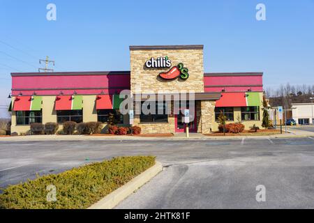 York, PA, USA - 16. Februar 2022: Logo von Chili's Bar und Grill. Chili's ist ein zwangloses Restaurant, das auf mexikanische Küche spezialisiert ist. Stockfoto