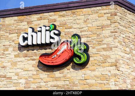 York, PA, USA - 16. Februar 2022: Logo von Chili's Bar und Grill. Chili's ist ein zwangloses Restaurant, das auf mexikanische Küche spezialisiert ist. Stockfoto