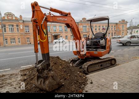 Kleiner hydraulischer Bagger Hitachi Zaxis ZX-22 auf der Straße von Tula, Russland Stockfoto