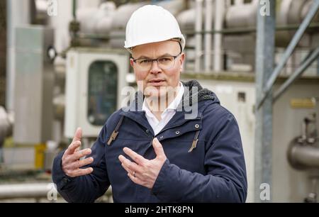 Kiel, Deutschland. 01. März 2022. Tobias Goldschmidt, Staatssekretär für Energiewende, spricht während einer Führung durch den Gasspeicher der Stadtwerke Kiel. Quelle: Axel Heimken/dpa/Alamy Live News Stockfoto